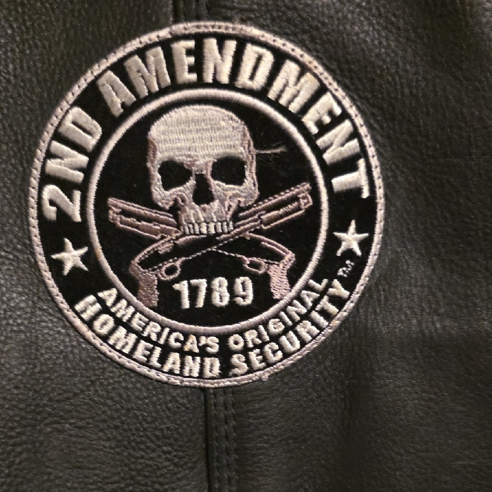 Men/women's Black Leather Adjustible Side Motorcycle Vest with Harley Patches - Picture 4 of 10